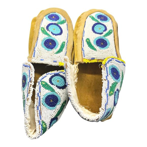 Vintage Handmade Native American Blue Beaded Hide Moccasins Size 9 - Picture 1 of 10